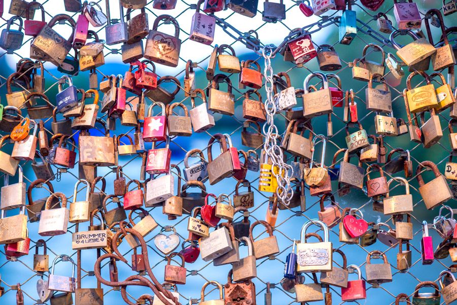 Vorhängeschlösser mit Sprüchen auf der Murbrücke