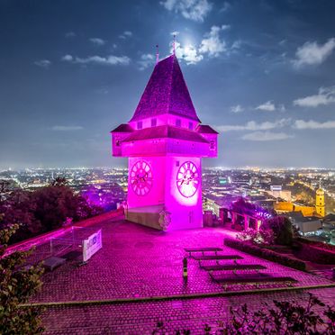 Pink beleuchteter Uhrturm, Graz