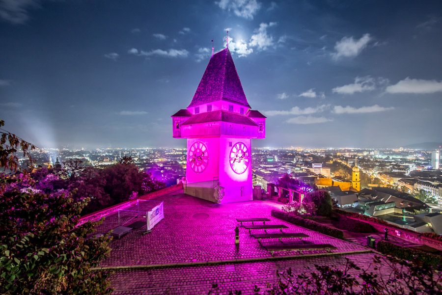Pink beleuchteter Uhrturm, Graz