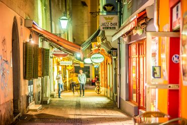 Gasse in Graz bei Nacht